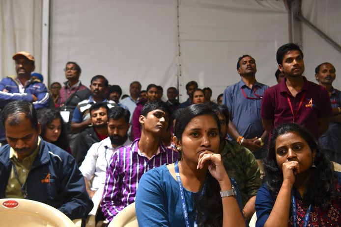Medewerkers van de Indian Space Research Organisation (ISRO) kijken verslagen naar wat India’s eerste maanlanding had moeten worden.