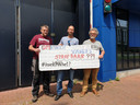 Gerrie Klijzing, Patrick Damhuis en Joep Zander (vlnr) protesteren bij de rechtbank in Almelo