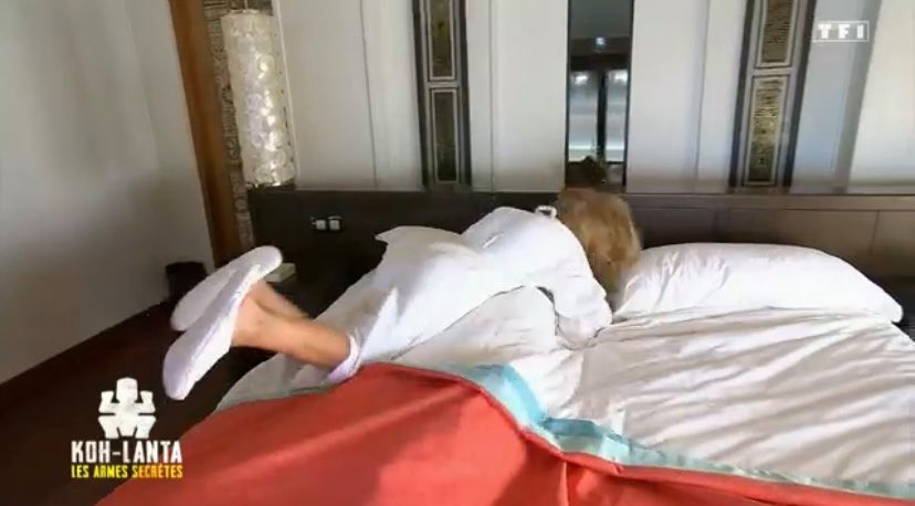 Après avoir partagé une récompense de confort, Maxine a rejoint Arnaud dans son lit au petit matin.