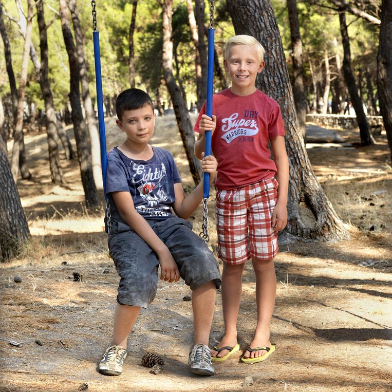 ALAA (11) EN FINN (11) uit Damascus en Jersey. Ze houden allebei van voetbal. Alaa is voor Real Madrid, Finn is fan van Manchester United. Beeld Marieke ven der Velden