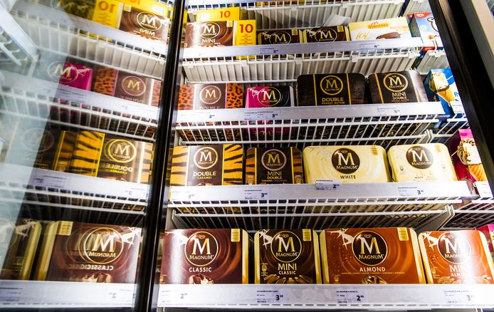 IJs van Magnum, een merk van Unilever, in een vriesvak bij een supermarkt.
