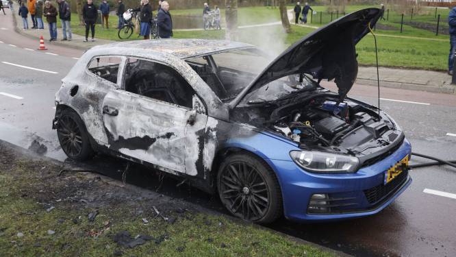 Brand verwoest auto in Elburg, oorzaak niet bekend