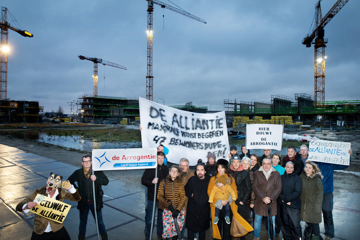 Kopersgroep van potentiele bewoners van Kaai terrein voelen zich bekocht door de Alliantie en demonstreren in december 2018 op het Kaai-terrein.  Beeld Jean-Pierre Jans