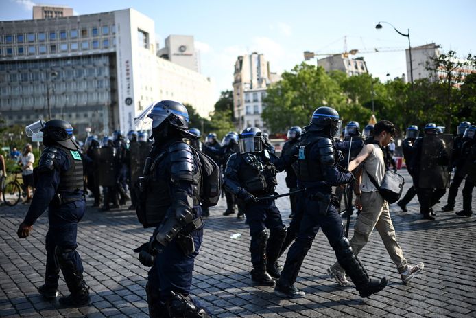 Arrestatie van een demonstrant in Parijs.