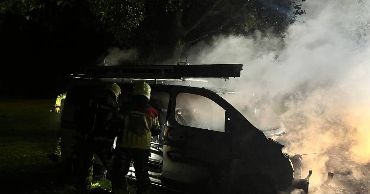 Midden in de nacht vliegt een bedrijfsbusje in brand in Lutten
