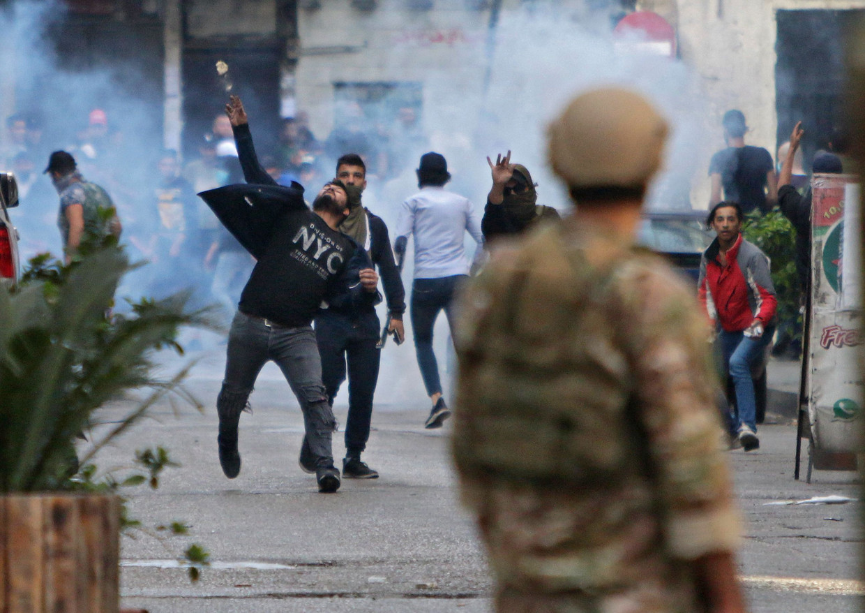 Tijdens de protesten werd een demonstrant gedood en raakten tientallen militairen gewond. Beeld AFP
