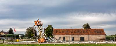 Forse schadepost voor corsobuurt in Klein-Zundert na instorten van tentframe: ‘Alles dat verbogen is