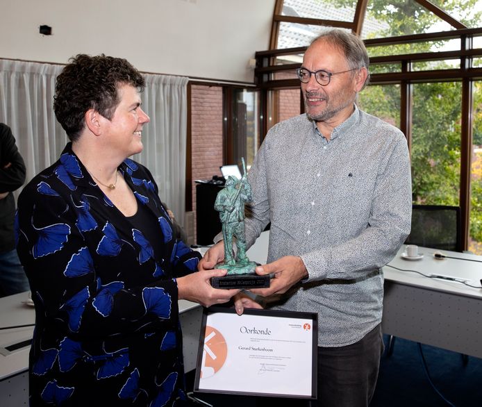 Molenaar Gerard Sturkenboom uit Heeze krijgt de Brabantse Molenprijs uit handen van commissaris van de Koning Ina Adema.