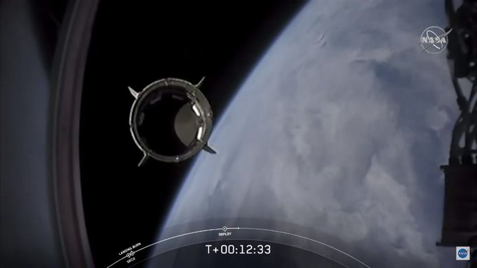 Trap 2 van de SpaceX Falcon-9-raket laat los van de Crew Dragon capsule.