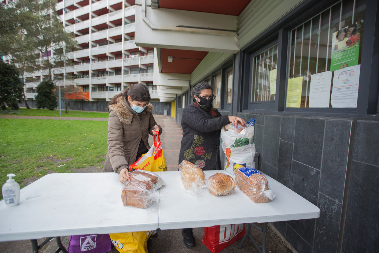 De Braziliaanse Alexandra Rodrigues (l) en Leny Maria halen eten bij de voedselbank. Beeld Maartje Geels