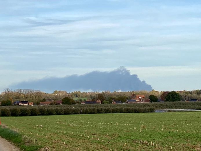Zware brand op industrieterrein in Smeermaas.