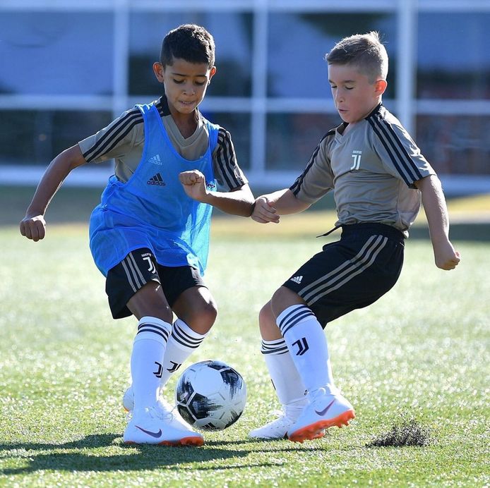 Cristiano Ronaldo Junior (links) in actie voor Juventus.