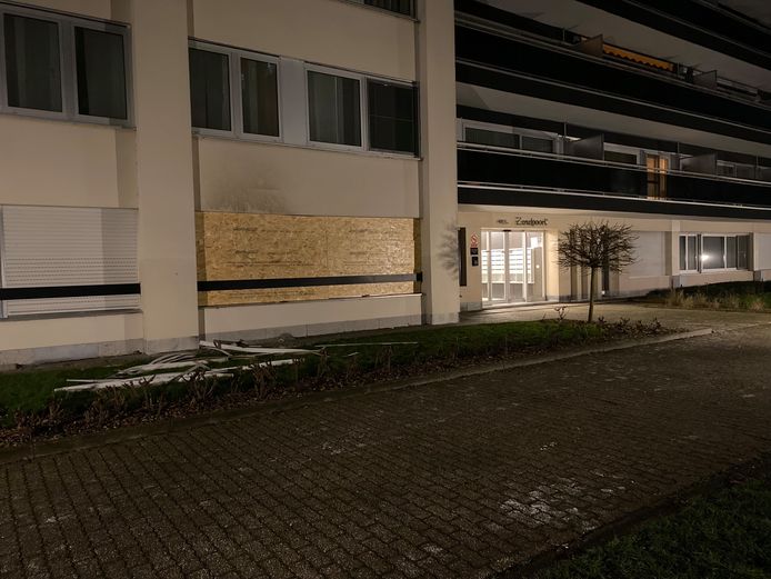 De brand woedde kort maar heel fel, waardoor ook een raam stuk sprong.