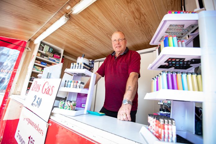 Johannes Kamphuis in zijn tabakskraam op de Almelose markt: „De romantiek is eraf maar ik heb er nog plezier in.”