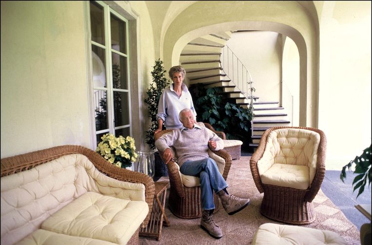     Giovanni 'Gianni' Agnelli con la moglie Marella nella loro casa di Torino, 1986. Foto di Laurent Sola / Gamma-Rabo / Getty 