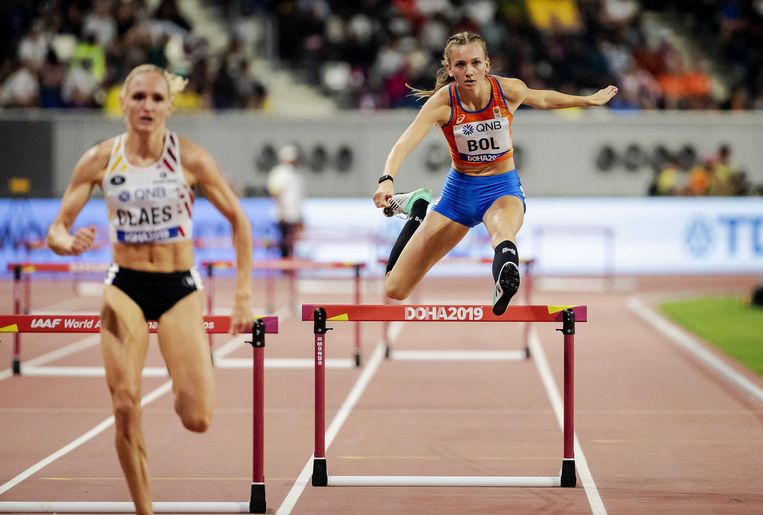 Femke Bol in actie op de halve finales van de 400 meter horden op de wereldkampioenschappen Atletiek.  Beeld ANP