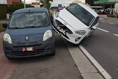 Driver (22) falls asleep and crashes into car in Blankenberge