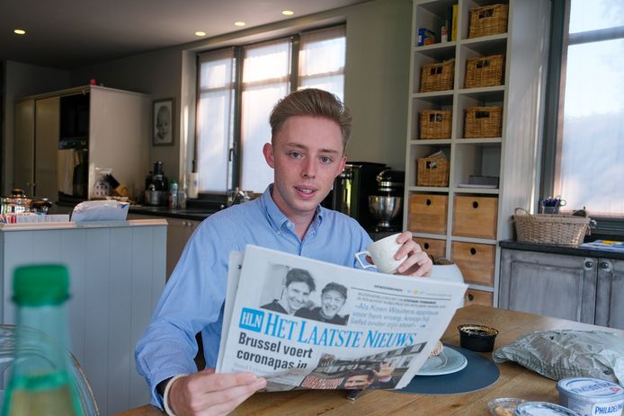 Charles Mortier geniet van een koffie én onze krant.