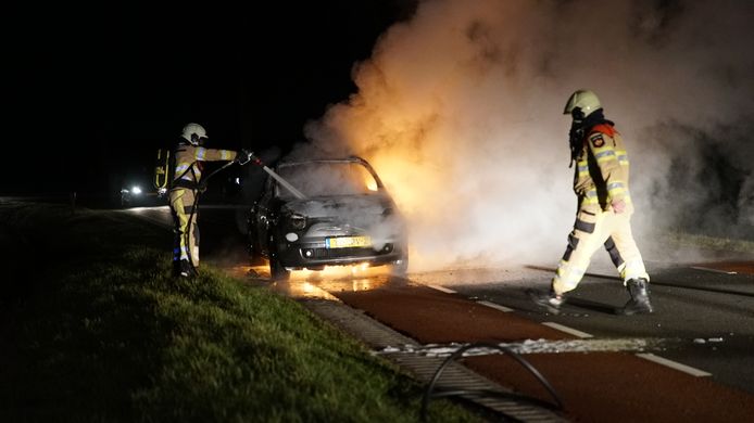De autobrand vond plaats op de Braakmanssteeg in Bathmen.
