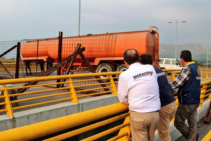 Een tankwagen en een container blokkeren het verkeer over de brug van Tienditas.