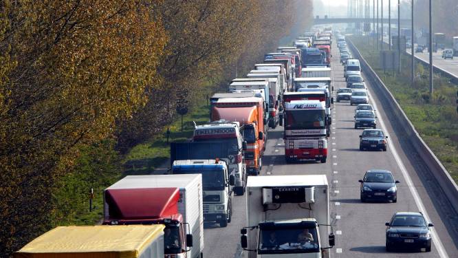 Bestuurder gaat over de kop op E40 in Merelbeke: slachtoffer in levensgevaar