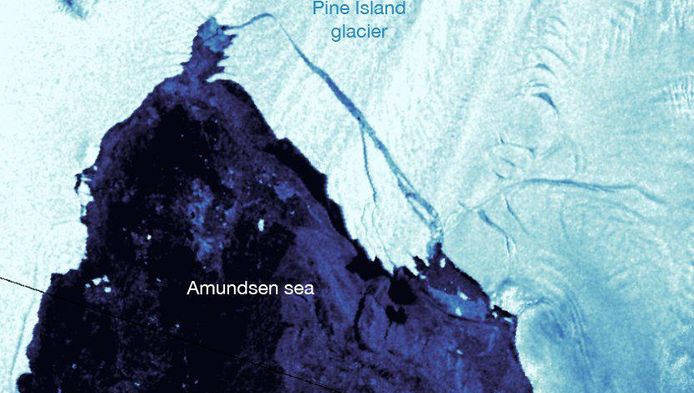 Uit de laatste satellietgegevens blijkt dat er een kloof met open water is ontstaan die een stuk ijs van 267 vierkante kilometer losmaakt.