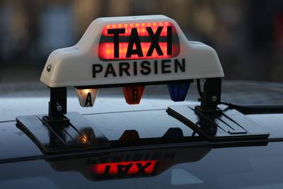 Les taxis se mobilisent à leur tour en France: des “opérations escargot” dans tout le pays