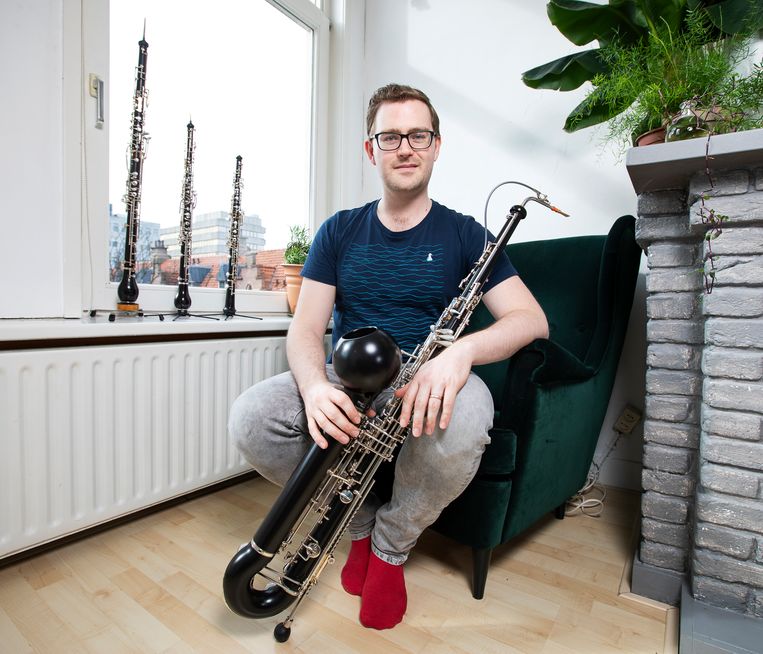 Arthur Klaassens met zijn hobo-familie, waaronder de nieuwe, grote lupofoon.  Beeld Martijn Gijsbertsen