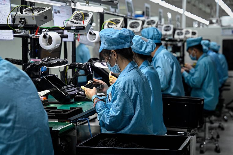Werknemers van de Oppo-fabriek in de provincie Guangdong zetten smartphones in elkaar.  Beeld AFP