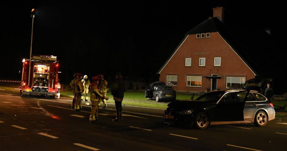 Harde botsing op kruispunt Scheerwolde: automobilist naar het ziekenhuis.