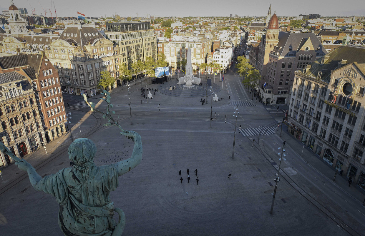 Koning Willem-Alexander en koningin Máxima legden op 4 mei een krans bij het herdenkingsmonument op de lege Dam.  Beeld ANP