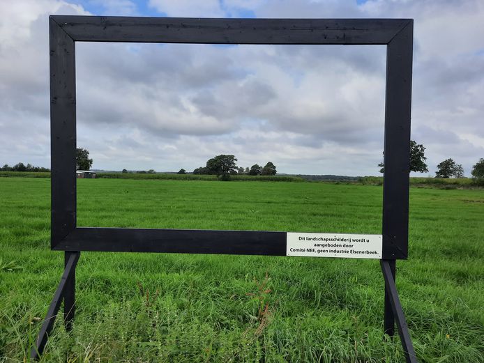 In een lege schilderijenlijst is het terrein te zien waar bedrijventerrein Ligtenbergerveld Oost in Rijssen moet komen.