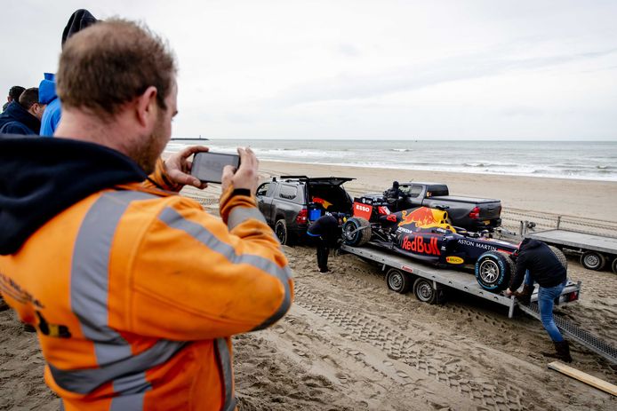 Foto ter illustratie. Een racewagen van Red Bull Racing eind januari op het strand van Scheveningen voor opnames van een promotiefilm voor de Formule 1 van Zandvoort.