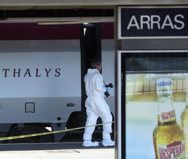 Bij de Thalys-trein wordt forensisch onderzoek uitgevoerd. Beeld ap