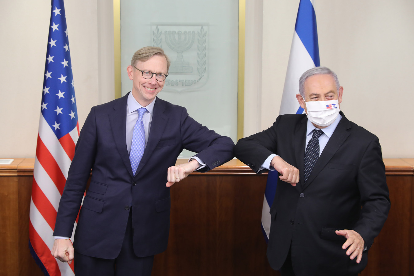 Donald Trumps speciale gezant voor Iran Brian Hook, op 30 juni, op een persconferentie na een ontmoeting met de Israëlische premier Benjamin Netanyahu (rechts).