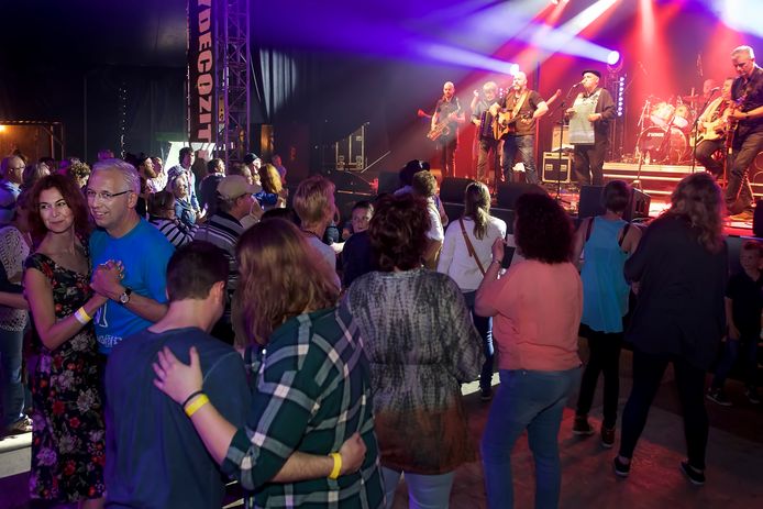Uit alle windrichtingen kwamen liefhebbers naar Raamsdonksveer om te dansen op het internationaal Zydeco Festival. Op het podium de River Zydeco Band, editie 2016.