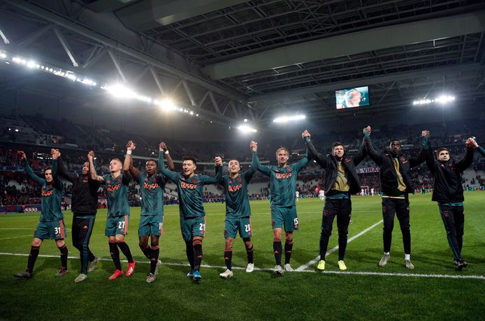 De Ajax-speler vieren feest in Lille, waar de ploeg voor de veertiende keer ongeslagen bleef in een Europese uitwedstrijd.