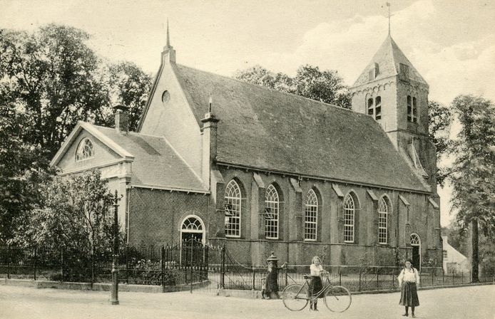 De hervomde kerk in Nieuwenhoorn, ouder dan de meeste mensen denken.