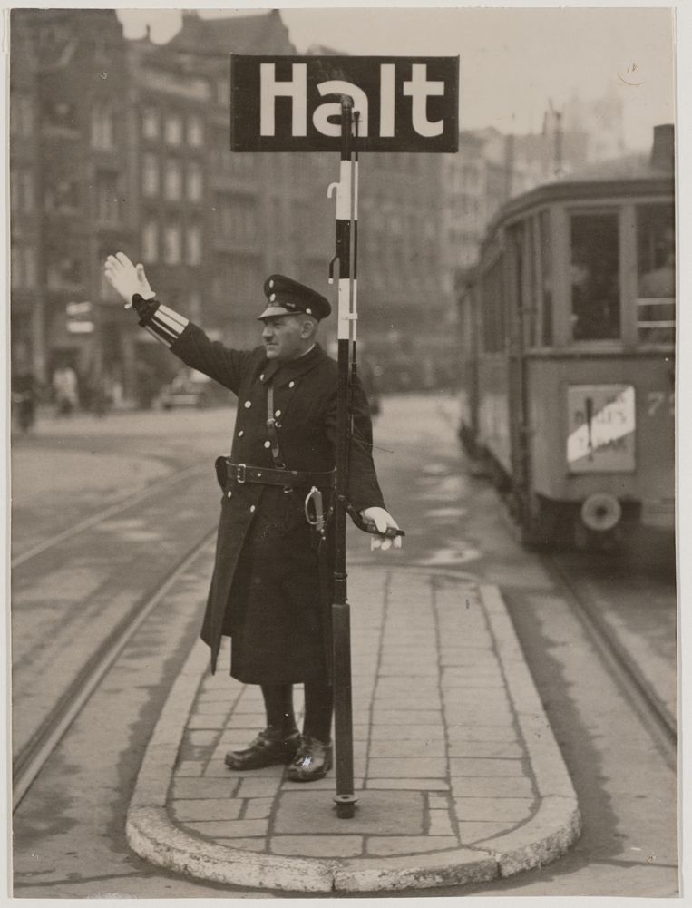 De Dam tijdens de Duitse bezetting: het woord ‘Stop’ op verkeersborden was vervangen door ‘Halt’.  Beeld Stadsarchief
