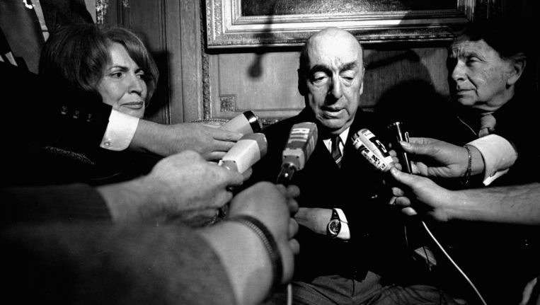 Pablo Neruda in Parijs in 1971 vlak nadat werd bekendgemaakt dat hij de Nobelprijswinnaar voor Literatuur had gewonnen. Beeld ap