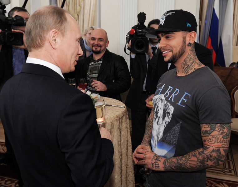 Vladimir Poetin met Timati op een bijeenkomst met bewonderaars, 2012. Beeld AP