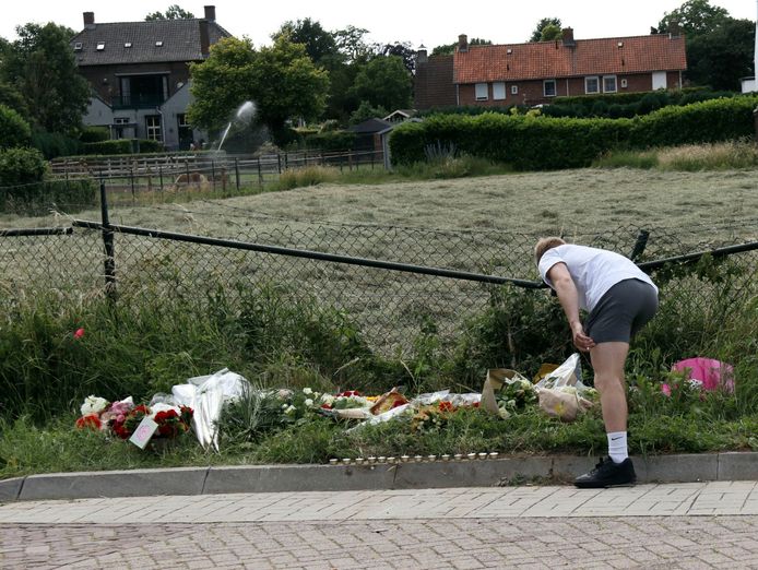 Iemand legt bloemen neer bij de plek waar de twee 19-jarige Cuijkenaren zijn verongelukt in Oeffelt.