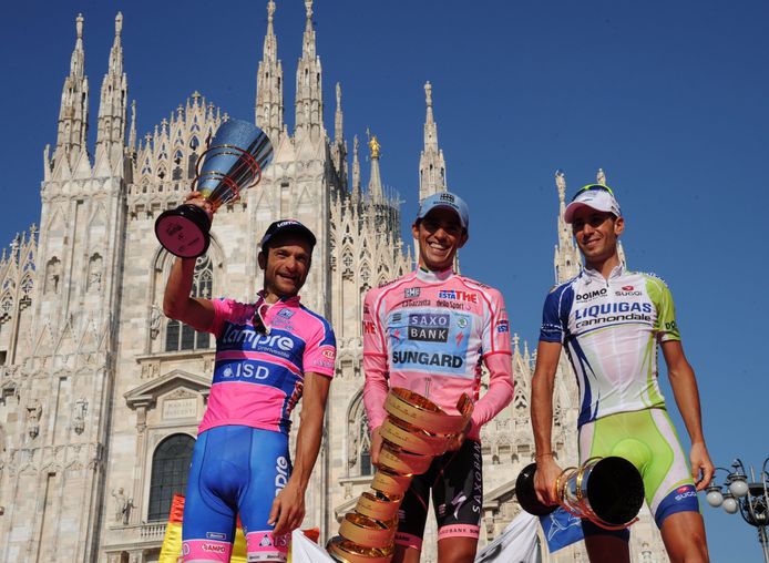 Het oorspronkelijke eindpodium van de Giro d'Italia 2011, met v.l.n.r.: Scarponi (tweede), Contador (winnaar) en Nibali (derde).