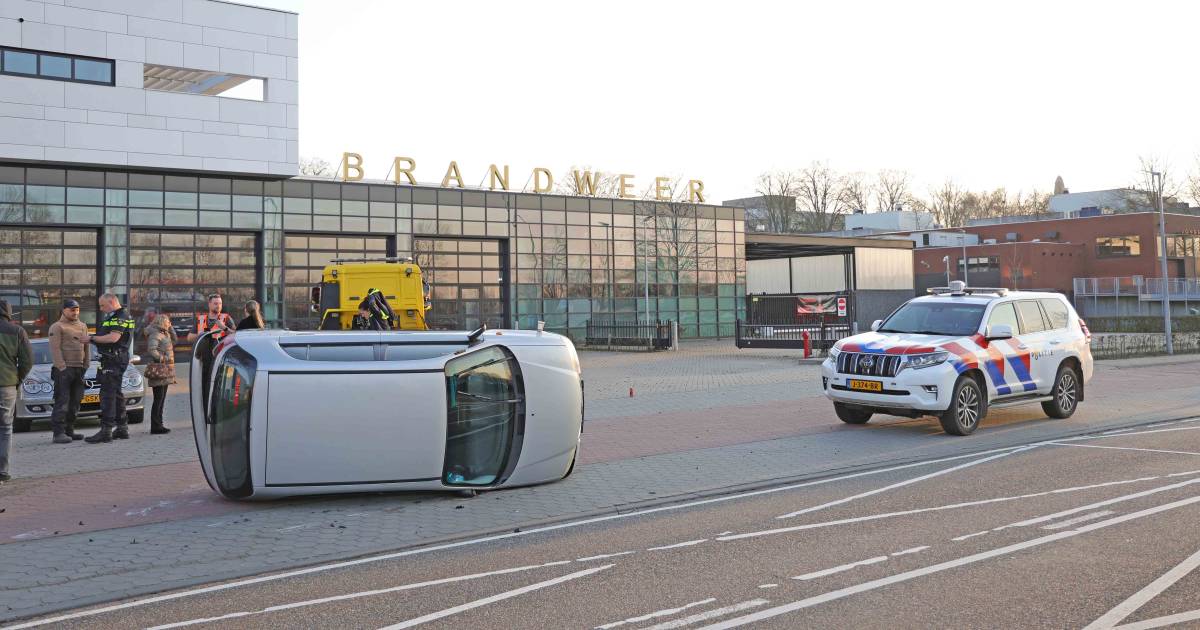 Auto belandt op zijn kant na aanrijding bij brandweerkazerne in Waalwijk.