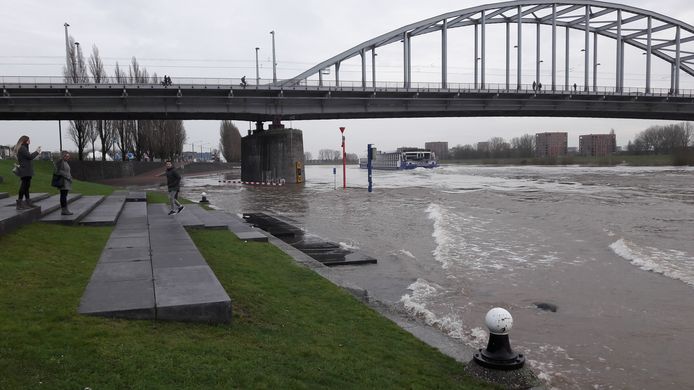 Het water klotst over de trappen van de kade in Arnhem, vlak bij het gebouw van de Airborne Experience.