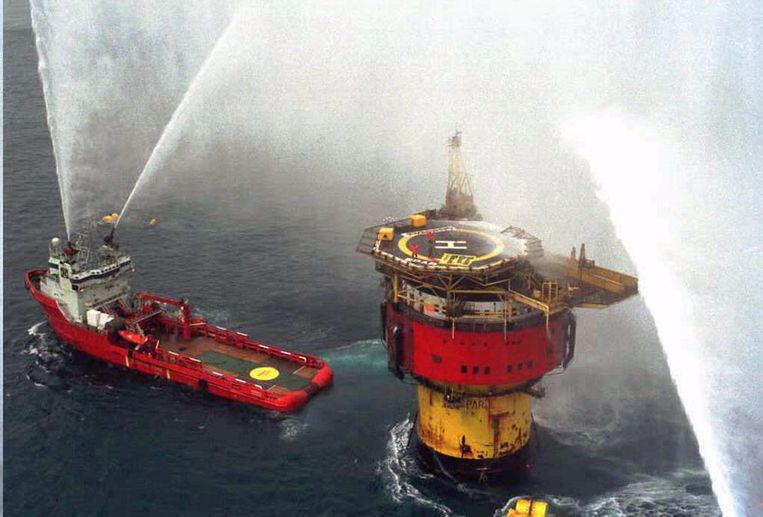 Actievoerders van Greenpeace bezetten in 1995 de Brent Spar, een drijvende opslagkamer voor olie, die Shell na gebruik wilde afzinken in de Noordzee. Beeld afp