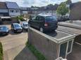 Auto op het dak van een schuurtje in de Ruwaard. De woningbouwcorporatie komt snel kijken of er een schade is aan het dak van de schuur.