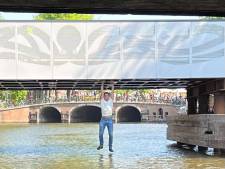 Stunt mislukt: Douwe Bob valt van een brug in de gracht