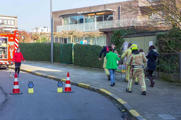 De hulpdiensten staken een handje toe bij het terugbrengen van de kindjes.