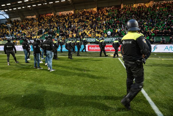 De ME komt na de wedstrijd het veld op om in te grijpen.